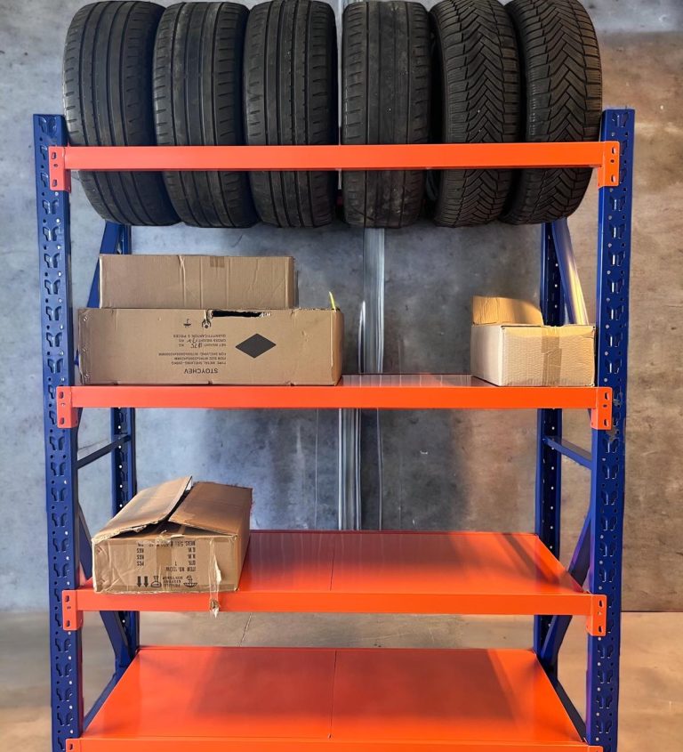 стелаж за гуми